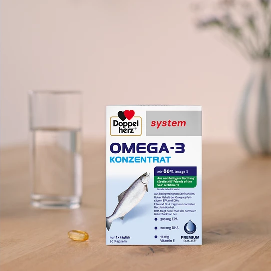 Das Produkt Doppelherz system Omega-3-Konzentrat steht auf einem Tisch.
